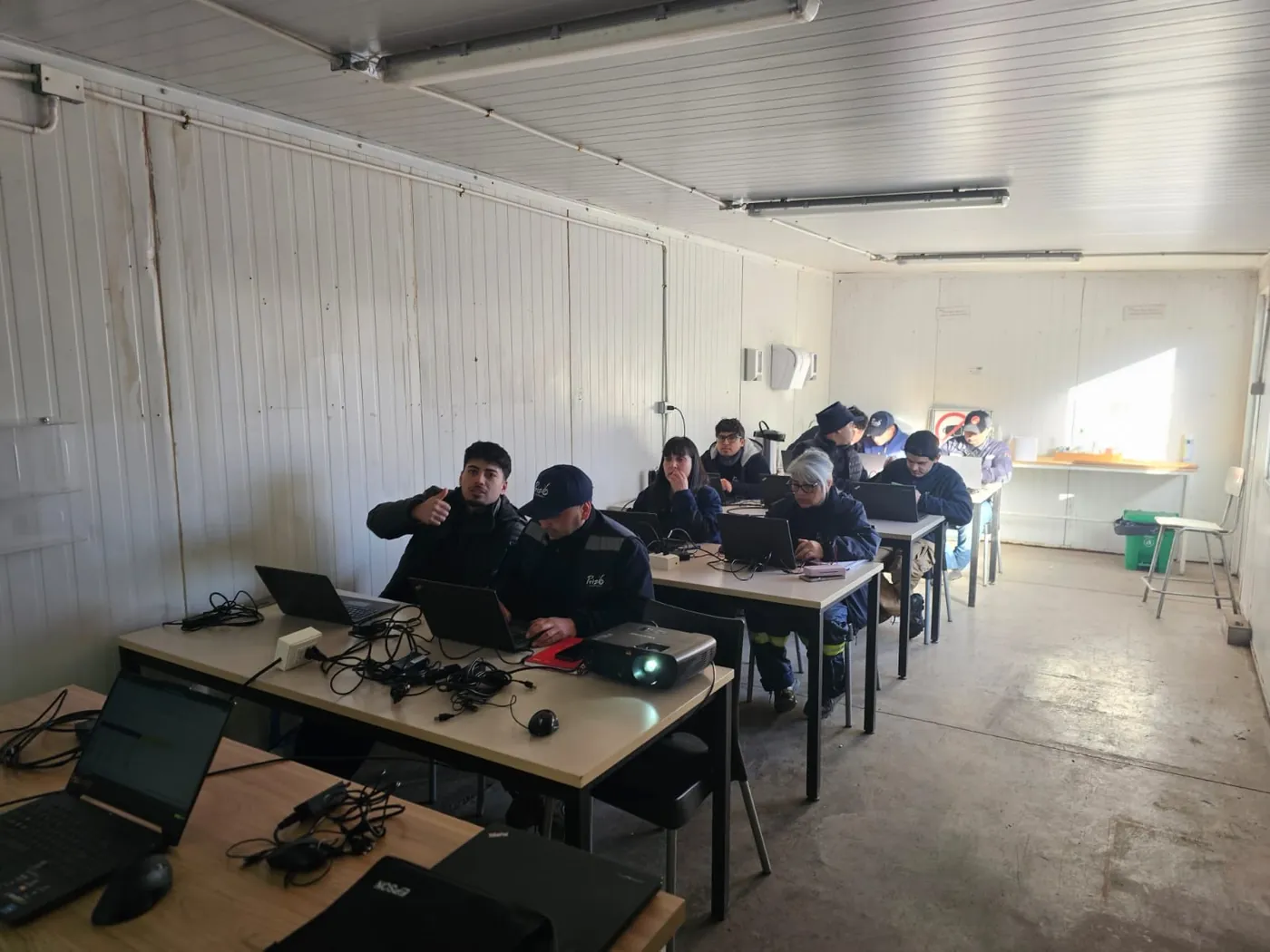 Curso de BIT Capacitaciones dictado en planta, con equipos en terreno