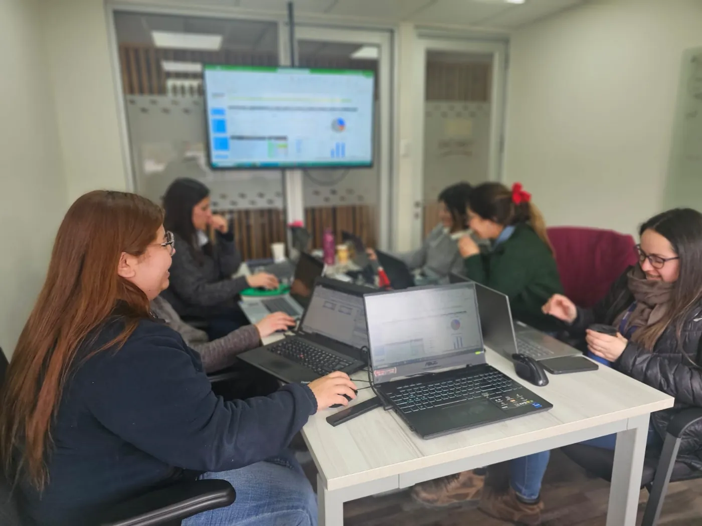 Participantes trabajando con tableros de datos durante un curso de BIT Capacitaciones